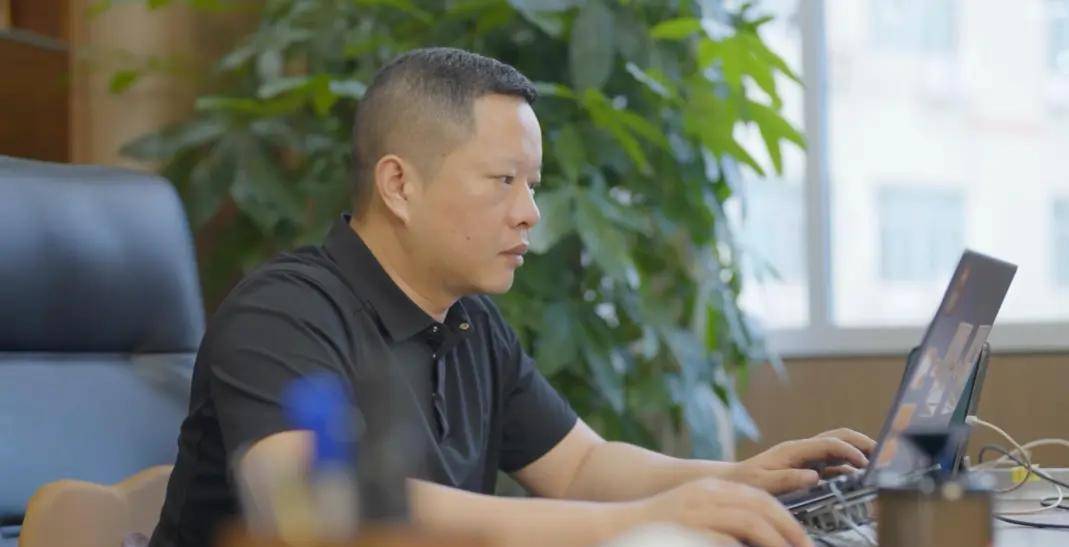 品年销过亿反内卷成行业第一开元棋牌小伙逆袭！做小产(图5)